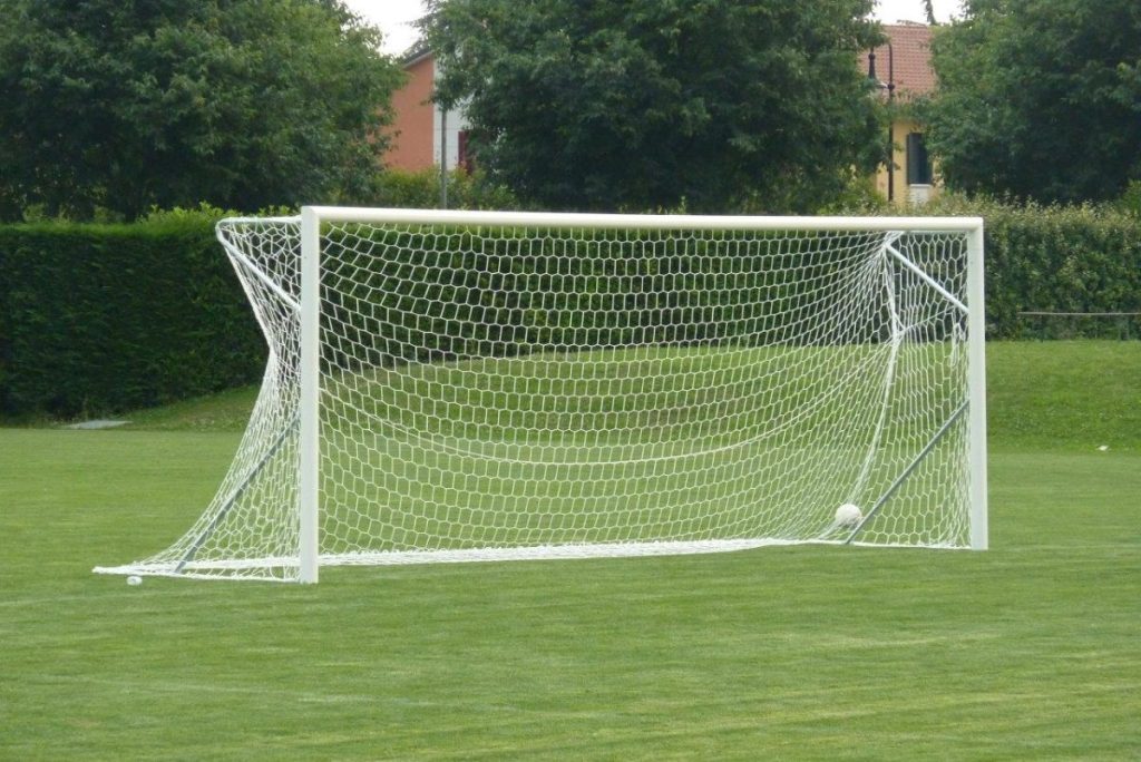 COPPIA PORTE CALCIO 7,32X2,44M, MOBILI, IN ALLUMINIO, REGGIRETE A GOMITO, CON RIBALTINA.